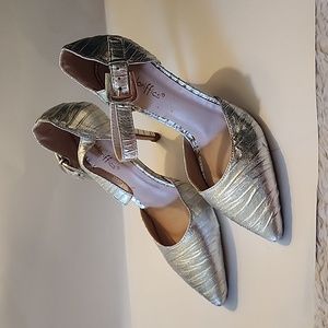 Silver pleated look Coloriffics shoes, Size 5.5M
